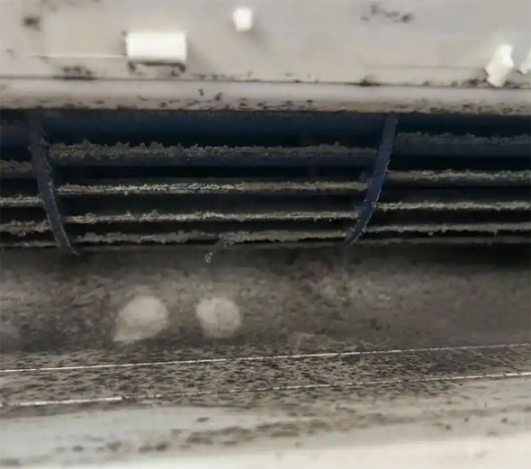 明水空调吹的风有股烧焦味是怎么回事